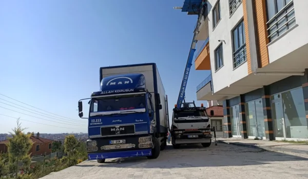 Acil Evden Eve Nakliyat Konya – Hızlı, Güvenli ve Sigortalı Taşımacılık. Konya’da acil evden eve nakliyat hizmetine ihtiyacınız mı var? Güneş Evden Eve Taşımacılık, acil taşınma süreçlerinde eşyalarınızı hızlı, sigortalı, güvenli ve asansörlü taşımacılık ile yeni adresinize sorunsuz şekilde ulaştırır.<br /><br />Konya Acil Ev Taşıma Hizmeti Nedir?<br /><br />Bazı durumlarda taşınma beklenmedik şekilde ortaya çıkar. Bu gibi acil taşınma ihtiyaçlarında, hızlı hizmet verebilen profesyonel nakliye firmaları büyük önem taşır.<br />Firmamız, Konya genelinde ani gelişen tüm taşınma süreçlerinde hızlı ekip yönlendirmesi ve tam donanımlı araçlarla hizmet verir.<br /><br />Acil Evden Eve Nakliyat İhtiyacı Neden Ortaya Çıkar?<br /><br />Konya’da kullanıcıların en sık acil nakliyat talep etme nedenleri:<br /><br />Ani iş değişikliği veya tayin<br /><br />Kiracı çıkışı ya da ev sahibinin acil talebi<br /><br />Planlanan taşınma tarihinin son dakika değişmesi<br /><br />Evde tadilat, renovasyon veya hasar oluşması<br /><br />Ailevi durumlar veya şehir değişikliği<br /><br />Eşyaların aniden boşaltılması gereken durumlar<br /><br />Bu gibi acil süreçlerde, standart nakliye hizmetleri yetersiz olabilir.<br />Konya acil ev taşıma hizmeti, tam da bu noktada devreye girer.<br /><br />Acil Evden Eve Taşımacılığın Avantajları<br />1. Hızlı Taşımacılık<br /><br />Ekiplerimiz kısa süre içinde adresinize gelir ve eşyalarınızı bekletmeden taşır.<br /><br />2. Profesyonel ve Deneyimli Ekip<br />Tüm eşyalarınız özel ambalajlama ve paketleme malzemeleri ile güvenle hazırlanır.<br /><br />3. Sigortalı Taşıma Garantisi<br />Taşınma sırasında oluşabilecek tüm risklere karşı eşyalarınız sigorta kapsamında korunur.<br /><br />4. Asansörlü Nakliyat İmkânı<br />Yüksek katlarda oturan müşteriler için modern mobil asansör sistemi ile hızlı ve güvenli taşınma sağlanır.<br /><br />5. Uygun Fiyat – Hızlı Çözüm<br />Acil taşınmalarda hem uygun fiyat hem de hızlı ekip yönlendirmesi sunulur.<br /><br />Konya’da Doğru Acil Nakliyat Firması Nasıl Seçilir?<br /><br />Acil taşınma süreçleri hassas olduğu için profesyonel bir firma seçmek çok önemlidir.<br />Seçim yaparken şu kriterleri değerlendirin:<br /><br />Firmanın tecrübesi ve referansları<br /><br />Sigortalı taşıma hizmeti sunup sunmadığı<br /><br />Paketleme kalitesi ve taşıma yöntemleri<br /><br />Modern araç ve asansörlü taşıma imkânı<br /><br />7/24 acil destek sağlayabilmesi<br /><br />Güneş Evden Eve Taşımacılık, tüm bu kriterleri karşılayan Konya’daki profesyonel firmalardan biridir.<br /><br />Sonuç: Konya’da Acil Taşınmanız mı Var?<br /><br />Acil taşınmalarda zaman çok değerlidir. Bu nedenle doğru firmayı seçmek, taşınma sürecinizin hızlı, güvenli ve sorunsuz geçmesini sağlar.<br /><br />Güneş Evden Eve Taşımacılık, Konya genelinde acil evden eve nakliyat hizmeti sunar.<br />Sigortalı taşımacılık, hızlı ekip yönlendirmesi, kaliteli paketleme ve asansörlü taşıma ile taşınma sürecinizi stresten uzak hale getirir.