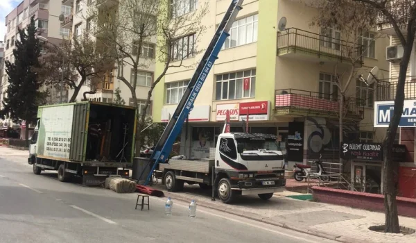 Asansörlü Taşımacılık – Konya’da Güvenli ve Hızlı Ev Taşıma | Güneş Evden Eve Taşımacılık Ev taşıma sürecinde en çok karşılaşılan sorunlardan biri, yüksek katlı binalardan eşyaların güvenli şekilde taşınmasıdır. Konya’da Selçuklu, Meram ve Karatay gibi yoğun bölgelerde çok katlı binalar çoğunluktadır. Bu nedenle asansörlü taşımacılık, modern taşımacılık çözümlerinin vazgeçilmez bir parçası haline gelmiştir.<br /><br />Güneş Evden Eve Taşımacılık, Konya genelinde sunduğu asansörlü taşıma hizmeti ile eşyalarınızı güvenle ve hızlı şekilde yeni adresinize taşır.<br /><br />Asansörlü Taşımacılık Nedir?<br /><br />Asansörlü taşımacılık, eşyaların merdiven kullanmadan özel nakliye asansörleri ile taşınması işlemidir. Özellikle: Dar merdiven boşlukları Yüksek katlı binalar Ağır mobilyalar Beyaz eşyalar gibi durumlarda güvenliği ve hızı artırır.<br /><br />Konya’da Asansörlü Taşımacılık Avantajları<br /><br />1. Hızlı Taşıma<br />Asansörlü sistem ile taşınacak eşyalar kısa sürede yüklenip taşınır.<br />Geleneksel merdiven taşımasına göre süreyi %50’ye varan oranlarda kısaltır.<br /><br />2. Eşya Güvenliği<br />Mobilya ve beyaz eşyalar, düşme ve çizilme riskine karşı güvenli şekilde taşınır.<br /><br />3. Profesyonel Ekip<br />Güneş Evden Eve Taşımacılık, uzman personeli ile asansörlü taşımacılığı sorunsuz yönetir.<br /><br />4. Dar Sokak ve Alanlarda Kolay Ulaşım<br />Dar balkon veya dar sokağa sahip binalarda bile taşımayı kolaylaştırır.<br /><br />Asansörlü Taşımacılık Süreci – Güneş Evden Eve Taşımacılık<br /><br />Ekspertiz ve Planlama<br />Eviniz ve eşyalarınız incelenir, en uygun asansör ve araç belirlenir.<br /><br />Paketleme<br />Kırılabilir eşyalar özel ambalajlarla korunur.<br /><br />Asansör Kurulumu ve Yükleme<br />Modern taşıma asansörü kurulup eşyalar güvenli şekilde yüklenir.<br /><br />Taşıma ve Teslimat<br />Eşyalar yeni adrese asansör ile hızlı ve güvenli şekilde taşınır.<br /><br />Yerleştirme<br />Mobilyalar sökülüp tekrar monte edilir, tüm eşyalar istenilen odalara yerleştirilir.<br /><br />Asansörlü Taşımacılık Fiyatları Fiyatlar şu kriterlere göre değişir: Kat sayısı ve bina yüksekliği Eşya yoğunluğu Paketleme isteği<br /><br />Taşıma mesafesi (Konya içi veya Türkiye geneli)<br /><br />Not: Güneş Evden Eve Taşımacılık, taşımayı sigortalı şekilde yapar ve fiyat teklifleri ücretsiz ekspertiz sonrası belirlenir.<br /><br />Konya’da Asansörlü Taşımacılıkta Doğru Tercih – Güneş Evden Eve Taşımacılık<br /><br />Asansörlü taşımacılık, özellikle yüksek katlı binalarda güvenli, hızlı ve stressiz taşımayı mümkün kılar.<br />Konya’da evinizi taşımak için Güneş Evden Eve Taşımacılık’ı tercih ederek; hem zaman kazanır hem de eşyalarınızın güvenliğini garanti altına alırsınız.