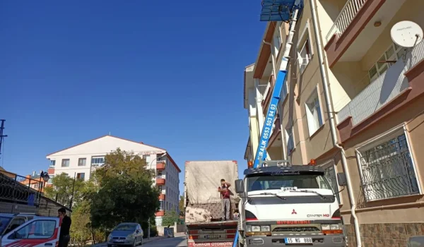 Konya’da ev veya ofis taşımak artık güvenli ve kolay! Güneş Evden Eve Taşımacılık, Konya genelinde ve tüm ilçelerinde (Selçuklu, Meram, Karatay, Kulu, Ereğli ve diğerleri) şehir içi ve şehirler arası taşımacılık hizmeti sunmaktadır.<br /><br />Konya Şehir İçi Taşımacılık Şehir içi taşımacılıkta zamanlama ve güven çok önemlidir. Güneş Evden Eve Taşımacılık, Konya’nın tüm ilçelerinde güvenli taşımacılık sağlar.<br /><br />Selçuklu ilçesinde eşyalarınız özenle paketlenir, mobilyalar sökülür ve taşınma süreci sigortalıdır. Deneyimli ekip, eşyalarınızı zarar görmeden yeni adresinize taşır.<br /><br />Meram ilçesinde hızlı ve güvenli taşımacılık hizmeti sağlanır. Mobilyalar monte edilir, beyaz eşyalar sökülür ve tekrar kurulumu yapılır.<br /><br />Karatay ilçesinde şehir içi taşımacılık sorunsuz şekilde gerçekleştirilir. Paketleme, taşıma ve montaj süreci profesyonel ekibimiz tarafından yürütülür.<br /><br />Diğer İlçeler Kulu, Ereğli, Akşehir ve diğer ilçelerde de aynı güven ve kalite standartları ile taşımacılık yapılır.<br /><br />Konya Şehirler Arası Taşımacılık Türkiye’nin tüm illerine taşımacılık hizmetimiz mevcuttur. İstanbul, Ankara, İzmir, Bursa, Antalya ve diğer illere taşımacılık Sigortalı ve güvenli taşımacılık Paketleme ve montaj dahil profesyonel hizmet<br /><br />Ofis ve Büro Taşımacılığı Güneş Evden Eve Taşımacılık, iş yerlerinin taşınmasında iş sürekliliğini garanti eder. Masalar, dolaplar, bilgisayar ve ekipmanlar güvenle taşınır Ofis planlaması ve paketleme yapılır Yeni ofiste montaj ve düzenleme gerçekleştirilir<br /><br />Parça Eşya Taşımacılığı Az sayıda eşya veya tek parça için ekonomik çözümler: Konya ve Türkiye geneli parça eşya taşımacılığı Kırılacak eşyalar özenle paketlenir Hızlı ve güvenli teslimat<br /><br />Paketleme ve Montaj Süreci Kırılacak eşyalar özel kağıtlarla sarılır ve kolilere yerleştirilir Mobilyalar patpatlarla korunur Beyaz eşyalar sökülür ve taşınacak yerde tekrar monte edilir Gardroplar ve demonte mobilyalar taşınma sonrası kurulur<br /><br />Neden Güneş Evden Eve Taşımacılık? Deneyimli ve profesyonel ekip Modern araç filosu ve kaliteli ekipman Sigortalı ve güvenli taşımacılık Zamanında teslimat ve müşteri memnuniyeti garantisi<br /><br /> 