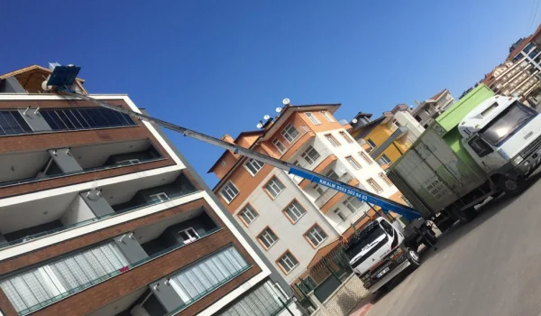Konya Ev Taşıma Hizmetleri Profesyonel, Güvenli ve Ekonomik Çözümler Konya, geniş yüzölçümü ve hızla gelişen yerleşim bölgeleri ile Türkiye’nin en yoğun ev taşıma ihtiyaçlarından birine sahiptir. Selçuklu, Meram ve Karatay başta olmak üzere tüm ilçelerde her yıl binlerce kişi yeni bir eve taşınmaktadır. Bu nedenle ev taşıma sürecinde güvenilir bir firma seçmek, sorunsuz bir nakliyat deneyiminin en önemli adımıdır.<br /><br />Konya’da yıllardır profesyonel hizmet sunan Güneş Evden Eve Taşımacılık, ev taşıma sürecini kolaylaştıran uzman ekip ve modern ekipmanlarıyla öne çıkmaktadır.<br /><br />Ev taşıma; doğru firma, doğru ekipman ve doğru planlama ile hem hızlı hem de hasarsız gerçekleştirilebilir. Güneş Evden Eve Taşımacılık, Konya genelinde sunduğu sigortalı ve profesyonel hizmetlerle taşınmayı stressiz bir sürece dönüştürmektedir.<br /><br />Konya’da Neden Güneş Evden Eve Taşımacılık Tercih Edilmeli?<br />Konya’da ev taşıma hizmeti veren birçok firma bulunmasına rağmen, profesyonellik ve güvenilirlik açısından doğru tercih büyük fark yaratır.<br />Güneş Evden Eve Taşımacılık, müşteri memnuniyeti odaklı hizmet anlayışıyla Konya’da binlerce başarılı taşımaya imza atmıştır.<br /><br />Firmanın sunduğu başlıca avantajlar: Sigortalı ev taşıma hizmeti Asansörlü taşımacılık Uzman ve deneyimli ekip Profesyonel paketleme ve ambalajlama Şehir içi ve şehir dışı taşıma desteği K3 yetki belgeli, resmi ve güvenilir hizmet<br /><br />Konya gibi yüksek katlı binaların yoğun olduğu bir şehirde Güneş Evden Eve Taşımacılık, asansörlü taşıma sistemiyle süreçleri hızlandırmakta ve eşyaların zarar görmesini en aza indirmektedir.<br /><br />Konya İlçelerine Özel Ev Taşıma Hizmetleri<br />Selçuklu Evden Eve Nakliyat – Güneş Evden Eve Taşımacılık<br /><br />Selçuklu ilçesi, yeni yaşam alanları ve modern konut projeleriyle Konya’nın en hareketli bölgelerindendir.<br />Güneş Evden Eve Taşımacılık, Selçuklu’da:<br /><br />Asansörlü taşıma Profesyonel paketleme Mobilya söküm – montaj Sigortalı taşımacılık gibi hizmetlerle kaliteli bir taşınma deneyimi sunar.<br /><br />Meram Ev Taşıma Hizmeti<br />Yeşillikleri ve geniş ev yapılarıyla bilinen Meram’da taşınma süreçleri daha farklıdır.<br />Güneş Evden Eve Taşımacılık, özellikle villa ve geniş daire taşımacılığında uzman ekibiyle bölgede çok tercih edilmektedir.<br /><br />Özel ambalajlama Büyük araç filosu Hassas eşya taşıma Hızlı ve güvenli sevkiyat<br /><br />Karatay Evden Eve Taşımacılık<br />Hem eski yapılar hem yeni projeleri barındıran Karatay’da dar sokaklar ve çok katlı binalar taşımayı zorlaştırabilir.<br />Güneş Evden Eve Taşımacılık, bölgeyi iyi bilen ekipleri sayesinde tüm bu zorlukları profesyonel şekilde yönetir.<br /><br />Güneş Evden Eve Taşımacılık ile Ev Taşıma Süreci Nasıl İşler?<br />1. Ücretsiz Ekspertiz<br /><br />Ekipler eve gelerek eşya yoğunluğunu, kat sayısını ve taşınma mesafesini analiz eder.<br />2. Profesyonel Paketleme<br /><br />Kırılabilir eşyalar özel korumalı ambalajlarla sarılır.<br />3. Mobilya Söküm ve Montaj<br /><br />Uzman marangoz ekibi tarafından yapılır.<br />4. Asansörlü Taşıma<br /><br />Özellikle Selçuklu, Karatay ve Meram’da yüksek binalar için kullanılır.<br />5. Güvenli Taşıma ve Yerleştirme<br /><br />Eşyalar yeni adreste istenilen odalara yerleştirilir. Konya Güneş Evden Eve Taşımacılık Fiyatları Fiyatlar şu kriterlere göre belirlenir<br /><br />Taşınacak mesafe<br />Eşya miktarı<br />Kat sayısı<br />Paketleme isteği<br />Asansör kullanımı<br />Şehir içi / şehir dışı farkı<br /><br />Taşınmadan Önce Dikkat Etmeniz Gerekenler Tarihi önceden belirleyin Değerli eşyaları kendiniz taşıyın Kırılabilir eşyaları işaretleyin Yeni evinizin aboneliklerini açtırın Buzdolabını taşımadan 24 saat önce kapatın<br /><br />Konya’da Güvenilir Ev Taşıma İçin Doğru Adres – Güneş Evden Eve Taşımacılık<br /><br />Konya’da ev taşımak artık çok daha kolay ve güvenli.<br />Güneş Evden Eve Taşımacılık, profesyonel ekibi, sigortalı hizmeti, modern araçları ve yıllara dayanan deneyimiyle Konya’da ev taşıma sektörünün önde gelen firmalarından biridir.<br /><br />Eğer Konya içinde ya da Türkiye geneli bir taşınma planlıyorsanız, sürecin hızlı ve sorunsuz ilerlemesi için Güneş Evden Eve Taşımacılık doğru tercihtir.