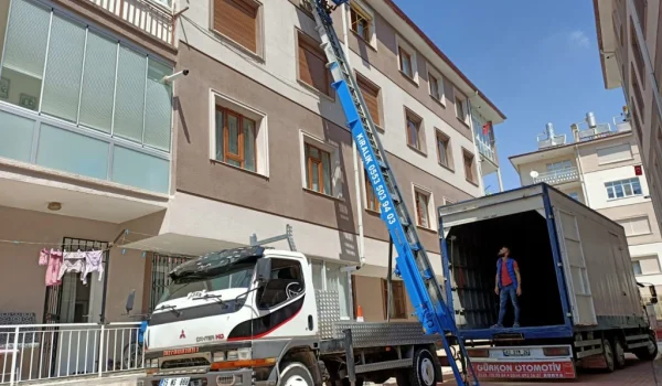 Konya Evden Eve Taşımacılık – Güneş Evden Eve Taşımacılık Ev taşımak planlama, deneyim ve güven gerektirir. Güneş Evden Eve Taşımacılık, Konya genelinde ve ilçelerinde şehir içi ve şehirler arası taşımacılık hizmeti sunmaktadır.<br /><br />Selçuklu İlçesi Evden Eve Taşımacılık Selçuklu ilçesinde eşyalarınız özenle paketlenir ve güvenle taşınır. Mobilyalar sökülür, kırılacak eşyalar özel kağıtlarla sarılır ve tüm taşımacılık süreci sigortalıdır.<br /><br />Meram İlçesi Taşımacılık Hizmetleri Meram ilçesinde ev veya ofis taşımacılığı hızlı ve güvenlidir. Deneyimli ekiplerimiz modern araçlar kullanarak eşyalarınızı yeni adresinize güvenle ulaştırır.<br /><br />Karatay İlçesi Evden Eve Nakliyat Karatay ilçesinde Güneş Evden Eve Taşımacılık ile taşınmak, stres ve risk olmadan gerçekleşir. Paketleme, montaj ve taşınma süreçleri profesyonel bir şekilde yürütülür.<br /><br />Paketleme ve Montaj Kırılacak eşyalar özel kağıtlarla sarılır ve kolilere yerleştirilir. Mobilyalar patpatlarla korunur. Beyaz eşyalar sökülür ve taşınacak yerde tekrar monte edilir. Gardroplar ve demonte mobilyalar taşınma sonrası tekrar kurulur.<br /><br />Neden Güneş Evden Eve Taşımacılık? Deneyimli ekip ve profesyonel taşımacılık Sigortalı ve güvenli hizmet Modern araç filosu Zamanında teslimat<br /><br /> 