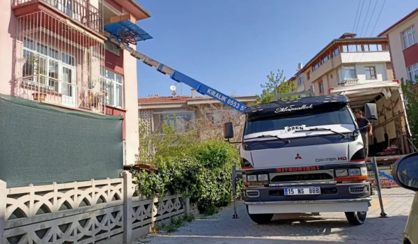 Konya Evden Eve Nakliyat – Profesyonel, Güvenli ve Sigortalı Taşıma | Güneş Evden Eve Taşımacılık Konya’da taşınma süreci çoğu kişi için yorucu ve zaman alan bir süreç olsa da, doğru firma ile çalışıldığında bu süreç oldukça kolay hale gelir. Güneş Evden Eve Taşımacılık, Konya merkez ve tüm ilçelerde profesyonel, sigortalı, paketlemeli ve asansörlü nakliyat hizmeti sunarak taşınma sürecini eksiksiz şekilde yönetmektedir. Her taşınmanın kendine özgü ihtiyaçları vardır; bina durumu, kat yüksekliği, eşya yoğunluğu ve ilçe şartları göz önünde bulundurularak en doğru taşıma planı oluşturulur.<br /><br />Konya’da Evden Eve Nakliyat Hizmeti Neden Önemlidir?<br /><br />1. Güvenli Paketleme Taşımacılık işleminin en kritik kısmı paketlemedir. Güneş Evden Eve Taşımacılık olarak: Mobilyaları özel patpatlarla tamamen kaplıyoruz, Kırılacak eşyaları özel kraft kağıtlarla paketliyoruz, Beyaz eşyaların bağlantılarını güvenli şekilde söküyoruz. Bu sayede eşyaların zarar görme riskini sıfıra indiriyoruz.<br /><br />2. Asansörlü Taşımacılık Avantajı Konya’da özellikle Selçuklu, Meram ve Karatay gibi merkez ilçelerde yüksek katlı binalar yoğunluktadır. Bu nedenle asansörlü taşımacılık, hız ve güvenlik açısından büyük avantaj sağlar. Mobil asansör sistemi ile: Eşyalar bina içinden taşınmaz, Zarar görme riski azalır, Taşınma süresi %50 kısalır.<br /><br />3. Sigortalı Taşımacılık Her taşımada eşya sigortası yapılır. Bu sayede olası hasarlara karşı müşterilerimiz güvenle taşınır.<br /><br />4. Profesyonel Montaj ve Kurulum Evde sökülen tüm mobilyalar yeni adreste ücretsiz olarak yeniden kurulur. Gardırop, baza, masa, TV ünitesi gibi tüm ürünler uzman marangoz ekibimiz tarafından monte edilir.<br /><br />Konya İlçelerine Özel Evden Eve Nakliyat Hizmetleri Selçuklu Evden Eve Nakliyat Selçuklu, Konya’nın en kalabalık ve en çok taşınma hareketliliğine sahip ilçelerindendir. Rezidanslar, yeni yapılar ve yüksek katlı binalar nedeniyle özellikle asansörlü nakliyat çok tercih edilir. Selçuklu’da hizmet verdiğimiz bazı mahalleler: Bosna Hersek Yazır Sancak Kosova Nişantaş Malazgirt Her mahalleye özel güzergah ekibiyle hızlı nakliyat sağlanır.<br /><br />Meram Evden Eve Nakliyat Meram; geniş evler, bahçeli yapılar ve apartman karışık bir yapıya sahiptir. Bu nedenle hem klasik hem asansörlü taşımacılık hizmeti uygulanır. Dar sokaklara uygun, küçük mobil asansörlerimiz de vardır. Beyaz eşyadan mobilyaya kadar tüm eşyalar profesyonel şekilde taşınır.<br /><br />Karatay Evden Eve Nakliyat Karatay’daki yeni konut projeleri taşımaya oldukça uygundur. Asansör kurulumu kolay olduğu için hızlı nakliyat yapılabilir. Yoğun çalıştığımız bölgeler: Ulubatlı Fetih Tatlıcak İsmil Akabe Mehmet Vehbi<br /><br />Diğer Konya İlçeleri Ereğli, Akşehir, Ilgın, Seydişehir, Kulu, Cihanbeyli, Çumra, Beyşehir, Karapınar gibi tüm ilçelerde şehir içi ve şehirler arası nakliyat hizmeti sağlayan profesyonel bir ekip bulunur. Evden Eve Nakliyatta Süreç Nasıl İşler?<br /><br />1. Ücretsiz Ekspertiz Eşyaların: Miktarı Kat durumu Asansör kurulabilirliği Yol durumu yerinde incelenir.<br /><br />2. Taşıma Planının Hazırlanması Tarih, ekip sayısı, araç büyüklüğü ve paketleme detayları belirlenir.<br /><br />3. Profesyonel Paketleme Tüm eşyalar özel ambalaj malzemeleriyle sarılır.<br /><br />4. Taşıma ve Yerleştirme Eşyalar özel nakliye aracına yüklenir, yeni adrese taşınır ve yerleştirilir.<br /><br />5. Montaj – Kurulum – Kontrol Mobilyalar kurulur, beyaz eşyalar bağlanır ve son kontrol yapılır.<br /><br />Konya’da Evden Eve Nakliyat Fiyatları (Genel Çerçeve) Fiyatlar genellikle şu kriterlere göre belirlenir: Eski ve yeni adres arası mesafe Kat sayısı Asansör kullanımı Eşya yoğunluğu Paketleme talebi Sigorta kapsamı Güneş Evden Eve Taşımacılık, fiyat politikasında şeffaflık sunar; tüm detaylar ekspertizde belirlenir.<br /><br />Neden Güneş Evden Eve Taşımacılık? Konya’da uzun yıllardır profesyonel hizmet Asansörlü taşımacılıkta uzman ekip Sigortalı ve garantili taşıma Güçlü referanslar Modern, kapalı kasa araç filosu Uygun fiyat politikası İlçelere özel hızlı ekipler<br /><br /> 