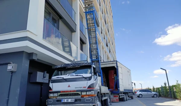 Konya Şehir İçi Taşımacılık – Güneş Evden Eve Taşımacılık Konya’da şehir içi taşımacılık, planlama ve profesyonellik gerektiren bir süreçtir. Güneş Evden Eve Taşımacılık, Selçuklu, Meram ve Karatay başta olmak üzere tüm Konya ilçelerinde güvenli ve hızlı taşımacılık hizmetleri sunmaktadır.<br /><br />Selçuklu İlçesi Şehir İçi Taşımacılık Selçuklu ilçesinde eşyalarınız özenle paketlenir ve taşınır. Mobilyalar sökülür, kırılacak eşyalar özel kağıtlarla sarılır ve taşınma süreci sigortalıdır. Deneyimli ekibimiz ile taşınma stresiniz minimuma indirilir.<br /><br />Meram İlçesi Şehir İçi Taşımacılık Meram ilçesinde şehir içi taşımacılıkta modern araçlar ve profesyonel ekiplerimizle hizmet veriyoruz. Eşyalarınız güvenle taşınır, mobilyalar monte edilir ve teslimat zamanında yapılır.<br /><br />Karatay İlçesi Şehir İçi Taşımacılık Karatay ilçesinde hızlı ve güvenli taşımacılık sağlıyoruz. Paketleme, montaj ve taşıma işlemleri profesyonel ekibimiz tarafından eksiksiz gerçekleştirilir.<br /><br />Paketleme ve Montaj Süreci Kırılacak eşyalar özel kağıt ve kolilerle korunur. Mobilyalar patpatlarla sarılır ve taşınır. Beyaz eşyalar sökülür ve taşınacak yerde tekrar monte edilir. Gardroplar ve diğer montaj gerektiren eşyalar taşınma sonrası kurulur.<br /><br />Neden Güneş Evden Eve Taşımacılık? Deneyimli ve profesyonel ekip Modern araçlar ve kaliteli ekipman Sigortalı taşımacılık ve güvenli hizmet Zamanında ve planlı teslimat<br /><br /> 