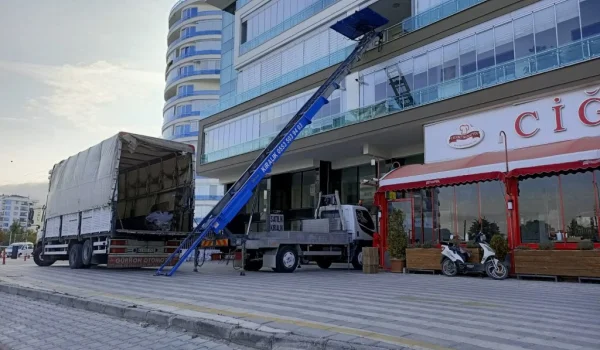 Türkiye Geneli ve Konya’da Evden Eve Nakliyat: Güneş Evden Eve Taşımacılık ile Güvenli Taşıma. Türkiye’nin en geniş yüzölçümüne sahip illerinden biri olan Konya, hem merkez ilçeleriyle hem de kırsal bölgeleriyle evden eve nakliyat hizmetlerine yoğun talep duyan bir şehirdir. Bu geniş coğrafyada taşınmak, doğru bir nakliyat firmasıyla çalışılmadığında hem yorucu hem de riskli bir süreç haline gelebilir.<br /><br />Güneş Evden Eve Taşımacılık, Türkiye genelinde ve özellikle Konya merkezli profesyonel taşımacılık hizmetleriyle, müşterilerine güvenli, sigortalı ve zamanında teslimat garantisi sunmaktadır.<br /><br />Güneş Evden Eve Taşımacılık Kimdir?<br /><br />Konya merkezli olarak faaliyet gösteren Güneş Evden Eve Taşımacılık, uzun yıllardır Türkiye’nin dört bir yanına ev, ofis ve parça eşya taşımacılığı hizmeti sunan köklü bir nakliyat firmasıdır.<br /><br />Firmanın öne çıkan özellikleri:<br /><br />Uzman ve eğitimli taşıma ekibi<br /><br />Türkiye geneli şehirler arası nakliyat ağı<br /><br />Konya merkezli hızlı ve güvenilir ulaşım<br /><br />Asansörlü taşımacılık hizmeti<br /><br />Sigortalı taşıma garantisi<br /><br />Modern ve kapalı kasa nakliye araçları<br /><br />Ambalajlı ve paketlemeli taşıma sistemi<br /><br />Türkiye Genelinde Profesyonel Taşımacılık Hizmeti<br /><br />Güneş Evden Eve Taşımacılık, yalnızca Konya’da değil, Türkiye’nin 81 iline düzenli ve güvenli taşımacılık hizmeti sunar.<br /><br />Türkiye geneli taşımacılık kapsamında sunulan hizmetler:<br /><br />Şehirden şehire tam ev taşıma<br /><br />Tek yön veya çift yön yük taşımacılığı<br /><br />Şehirdışı asansörlü nakliyat<br /><br />Ofis – büro – iş yeri taşımacılığı<br /><br />Öğrenci eşyası ve parça eşya taşıma<br /><br />Sigortalı uzun yol taşımacılığı<br /><br />İstanbul, Ankara, Antalya, İzmir, Kocaeli, Bursa gibi büyükşehirlere Konya’dan yoğun şekilde taşımacılık yapılmaktadır.<br /><br />Konya’da Evden Eve Nakliyatın Önemi<br /><br />Konya, Selçuklu, Meram ve Karatay gibi merkez ilçelerde hızla büyüyen yerleşim alanlarıyla ev taşıma ihtiyacının en sık yaşandığı şehirlerden biridir.<br /><br />Güneş Evden Eve Taşımacılık, Konya’nın tüm ilçelerine aynı gün içinde hizmet verebilecek geniş araç filosuna sahiptir.<br /><br />Hizmet Verilen Başlıca Konya İlçeleri:<br /><br />Selçuklu<br />Meram<br />Karatay<br />Ereğli<br />Akşehir<br />Çumra<br />Beyşehir<br />Cihanbeyli<br />Karapınar<br />Ilgın<br />Kulu<br />Kadınhanı<br />Doğanhisar<br />Altınekin<br /><br />Köy ve kırsal bölgelerde de özel taşımacılık yapılmaktadır.<br /><br />Güneş Evden Eve Taşımacılık’ın Sunduğu Nakliyat Hizmetleri<br /><br />1. Evden Eve Nakliyat<br /><br />Eşyalar özel ambalaj malzemeleriyle paketlenir, mobilyalar sökülüp yeniden monte edilir, kırılabilir ürünler ayrı olarak korunur.<br /><br />2. Asansörlü Taşımacılık<br /><br />Yüksek katlara hızlı, güvenli ve hasarsız taşıma sağlar. Konya’da çok katlı binalarda en çok tercih edilen yöntemdir.<br /><br />3. Şehirler Arası Nakliyat<br /><br />Türkiye’nin her noktasına güvenli ve sigortalı taşımacılık. Araçlar uzun yol için özel donatılmıştır.<br /><br />4. Parça Eşya Taşıma<br /><br />Öğrenci eşyası, tek parça mobilya veya acil gönderiler için ekonomik seçenek.<br /><br />5. Ofis ve İş Yeri Taşımacılığı<br /><br />Dosya güvenliği, elektronik cihazlara özel koruma ve planlı taşıma garantisi.<br /><br />Konya ve Türkiye Geneli Nakliyat Fiyatları Nasıl Belirlenir?<br /><br />Fiyatlar şu kriterlere göre değişir:<br /><br />Taşınacak mesafe (şehir içi – şehir dışı)<br /><br />Eşya miktarı<br /><br />Kat sayısı<br /><br />Asansörlü veya asansörsüz taşıma durumu<br /><br />Paketleme & ambalajlama tercihi<br /><br />Konya şehir içi ortalama fiyat aralığı: 7.000 TL – 14.000 TL<br />Şehirler arası ortalama fiyat: 12.000 TL – 25.000 TL<br />(Not: Mesafe ve eşya durumuna göre değişmektedir.)<br /><br />Neden Güneş Evden Eve Taşımacılık?<br /><br />%100 müşteri memnuniyeti<br /><br />Zamanında teslimat<br /><br />Güvenilir ekip<br /><br />Modern ekipman ve asansör sistemi<br /><br />Türkiye genelinde hizmet ağı<br /><br />Uygun fiyat & kaliteli hizmet anlayışı<br /><br />Sonuç: Türkiye ve Konya’da Güvenilir Taşımacılık İçin Doğru Adres<br /><br />Taşınma süreci stresli olabilir; ancak doğru nakliyat firmasıyla bu süreç hızlı, güvenli ve sorunsuz bir hale gelir.<br /><br />Güneş Evden Eve Taşımacılık, Türkiye genelinde ve Konya merkezli profesyonel ekibiyle her zaman yanınızda.<br /><br /> 
