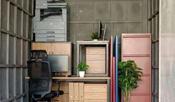 Konya ve Türkiye Geneli Ofis & Büro Taşımacılığı – Güneş Evden Eve Taşımacılık İster küçük bir ofis, ister büyük bir işletme olsun, ofis ve büro taşımacılığı uzmanlık gerektiren bir süreçtir. Belgeler, bilgisayarlar, mobilyalar ve hassas ofis ekipmanları, özel paketleme ve taşımacılık teknikleri ile güvenle taşınmalıdır.<br /><br />Konya’da ve Türkiye genelinde Güneş Evden Eve Taşımacılık, ofis taşımacılığında sunduğu profesyonel çözümlerle şirketlerin tüm taşınma sürecini kolaylaştırmaktadır.<br /><br />Ofis ve Büro Taşımacılığı Nedir?<br /><br />Ofis ve büro taşımacılığı, işletmelere özel olarak hazırlanan bir taşımacılık hizmetidir. Süreç genellikle şu adımları içerir:<br /><br />Ekspertiz ve planlama – Taşınacak eşyalar ve ofis düzeni analiz edilir.<br /><br />Paketleme ve ambalajlama – Bilgisayar, doküman ve mobilyalar güvenle paketlenir.<br /><br />Yükleme ve taşıma – Özel taşıma araçları ile eşyalar taşınır.<br /><br />Montaj ve yerleştirme – Mobilyalar ve ekipmanlar yeni ofise kurulup düzenlenir.<br /><br />Güneş Evden Eve Taşımacılık, hem Konya içi hem de Türkiye geneli ofis taşımacılığında yılların tecrübesi ile hizmet vermektedir.<br /><br />Konya ve Türkiye Geneli Ofis Taşımacılığı Avantajları<br /><br />Hızlı taşımacılık – İş sürekliliği kesintiye uğramaz.<br /><br />Sigortalı taşıma – Tüm ofis eşyaları güvence altında.<br /><br />Asansörlü ve özel araçlar – Ağır mobilyalar ve büyük ekipmanlar kolay taşınır.<br /><br />Profesyonel ekip – Deneyimli personel ile güvenli taşıma sağlanır.<br /><br />Planlı ve düzenli süreç – Taşınma öncesi ve sonrası sorunsuz yönetim.<br /><br />Ofis Taşımacılığı Süreci – Güneş Evden Eve Taşımacılık<br /><br />Ücretsiz Ekspertiz – Ofisinizdeki eşyalar ölçülür, taşımaya uygun araç ve ekip planlanır.<br /><br />Paketleme ve Ambalajlama – Elektronik cihazlar, dokümanlar ve mobilyalar özel ambalajlarla korunur.<br /><br />Taşıma – Araçlar ile güvenli ve hızlı taşıma yapılır.<br /><br />Montaj ve Yerleştirme – Mobilyalar monte edilir, ofisiniz yeni adresinde hazır hale getirilir.<br /><br />Ofis ve Büro Taşımacılığı Fiyatlandırması<br /><br />Fiyatlar şu kriterlere göre belirlenir:<br /><br />Taşınacak ofis büyüklüğü ve eşya yoğunluğu<br /><br />Mesafe (Konya içi veya Türkiye geneli)<br /><br />Paketleme ve özel ekipman kullanımı<br /><br />Asansörlü taşıma gereksinimi<br /><br />Hızlı teslimat isteği<br /><br />Güneş Evden Eve Taşımacılık, ücretsiz ekspertiz ile net fiyat teklifleri sunmaktadır.<br /><br />Ofis Taşımacılığında Doğru Tercih – Güneş Evden Eve Taşımacılık<br /><br />Konya ve Türkiye genelinde ofis taşımacılığı, uzman ekip, sigortalı hizmet ve profesyonel planlama gerektirir.<br />Güneş Evden Eve Taşımacılık, modern ekipmanları, deneyimli personeli ve Türkiye geneli hizmet ağı ile tüm ofis taşımacılığı süreçlerini hızlı ve güvenli şekilde tamamlar.<br /><br />İster küçük bir büro ister büyük bir şirket olun, ofis taşımacılığı için doğru adres Güneş Evden Eve Taşımacılık’tır.