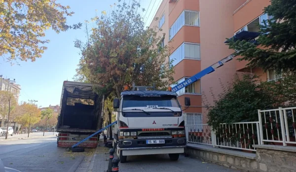 Konya ve İlçelerinde Evden Eve Nakliyat – Güneş Evden Eve Taşımacılık Konya, Türkiye’nin yüzölçümü en geniş illerinden biridir ve merkez ilçeleri ile birlikte yüzlerce mahalleden oluşur. Bu kadar geniş bir alanda taşınma süreci, profesyonel bir nakliyat firmasıyla yürütülmediğinde zaman kaybına ve eşya hasarına sebep olabilir.<br /><br />Güneş Evden Eve Taşımacılık, Konya’nın tüm mahallelerinde hızlı, güvenli ve sigortalı taşıma hizmeti sunan köklü bir Konya nakliyat firmasıdır.<br /><br />Güneş Evden Eve Taşımacılık’ın Hizmet Verdiği Konya Mahalleleri<br /><br />Firmamız, Konya’nın 31 ilçesinin tamamındaki tüm mahallelere kesintisiz hizmet sunmaktadır.<br /><br />Selçuklu İlçesi Mahalleleri<br /><br />Sancak, Yazır, Kosova, Bosna Hersek, Hocacihan, Parsana, Nişantaş, İhsaniye, Şeker…<br />(Tüm Selçuklu mahalleleri kapsanır.)<br /><br />Meram İlçesi Mahalleleri<br /><br />Gödene, Kaşınhanı, Aydoğdu, Melikşah, Harmancık, Uluırmak, Alavardı, Köyceğiz…<br />(Meram’daki tüm mahalleler hizmet kapsamındadır.)<br /><br />Karatay İlçesi Mahalleleri<br /><br />Saraçoğlu, Akabe, Fetih, Ulubatlı, Çimenlik, Erenköy, Hacıyusufmescit, Orhangazi…<br />(Karatay’ın tüm mahallelerinde nakliye hizmeti verilir.)<br /><br />Diğer İlçelerin Tüm Mahalleleri<br /><br />Ereğli, Akşehir, Ilgın, Kulu, Beyşehir, Cihanbeyli, Kadınhanı, Karapınar, Çumra, Derbent, Derebucak, Altınekin, Tuzlukçu, Yalıhüyük, Sarayönü, Yunak, Taşkent, Güneysınır, Hadim, Bozkır, Ahırlı, Hüyük…<br /><br />Kısacası: Konya’nın tüm mahallerinde hizmet verilmektedir.<br /><br />Konya Mahallelerinde Verilen Nakliyat Hizmetleri<br />1. Evden Eve Nakliyat<br /><br />Mahalle fark etmeksizin tüm eşyalar profesyonelce paketlenir, yüklenir, taşınır ve yeni adresinde kurulum yapılır.<br /><br />2. Asansörlü Taşımacılık<br /><br />Yüksek katlı Konya mahallelerinde (Selçuklu – Meram – Karatay) en çok kullanılan güvenli yöntem.<br /><br />3. Şehir İçi Nakliyat (Mahalleden Mahalleye)<br /><br />Aynı mahalle içinde veya başka bir Konya mahallesine hızlı taşımacılık.<br /><br />4. Ofis ve İş Yeri Taşıma<br /><br />Selçuklu iş merkezleri, Karatay sanayi bölgesi, Meram ticari alanları için özel ofis taşımacılığı.<br /><br />5. Parça Eşya Taşıma<br /><br />Öğrenci eşyası, tek parça mobilya, beyaz eşya gibi ekonomik taşıma hizmeti.<br /><br />Konya Mahallelerine Göre Nakliyat Fiyatları<br /><br />Fiyatlar, taşınılacak mahalleler arası mesafeye, eşya miktarına ve kat durumuna göre değişir.<br /><br />Konya şehir içi ortalama fiyatlar:<br /><br />7.000 TL – 14.000 TL (Yakın mahalleler)<br /><br />9.000 TL – 17.000 TL (Uzak mahalleler veya asansörlü taşıma)<br /><br />Neden Güneş Evden Eve Taşımacılık?<br /><br />Konya’nın tüm mahallelerine hizmet<br /><br />Modern araç filosu<br /><br />Asansörlü taşıma imkânı<br /><br />Uzman ve güler yüzlü ekip<br /><br />Sigortalı taşıma<br /><br />Uygun fiyat – kaliteli hizmet<br /><br />Aynı gün araç çıkartabilme avantajı<br /><br />Sonuç: Konya’nın Tüm Mahallelerinde Güvenilir Nakliyat Hizmeti<br /><br />Taşınma süreci doğru bir firma ile çalışıldığında kolay ve sorunsuz hale gelir.<br />Güneş Evden Eve Taşımacılık, Konya’nın her mahallesinde profesyonel hizmet sunmaya devam etmektedir.<br /><br /> 